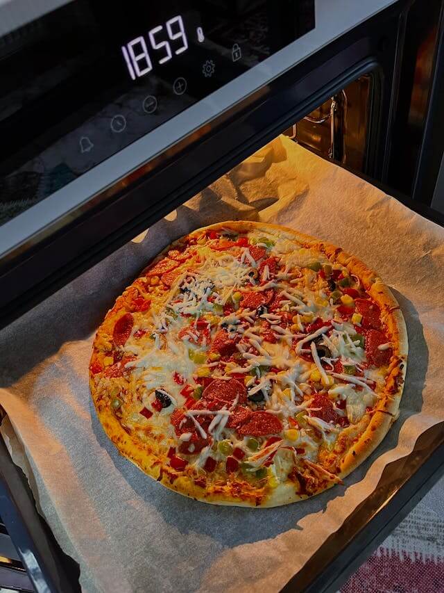 oven set to 185°C with pizza inside during preheating for homemade pizza baking